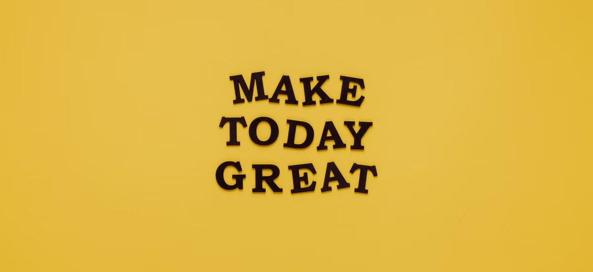Simple and motivational quote 'Make Today Great' on a minimalist yellow background for inspiration.